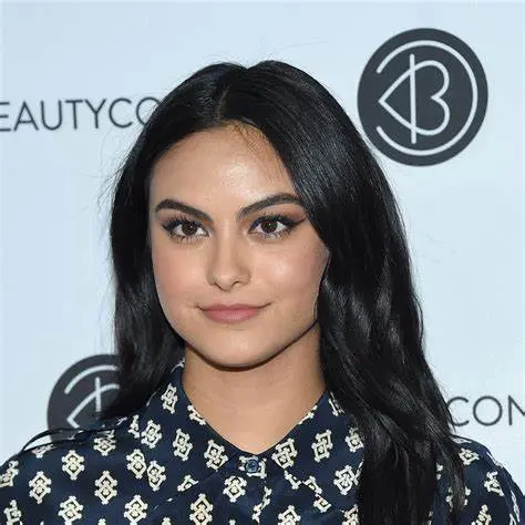 قاب روز | زندگی خصوصی، عکسهای شخصی کامیلا مندس و بیوگرافی قاب روز | زندگی خصوصی، عکسهای شخصی کامیلا مندس و بیوگرافی