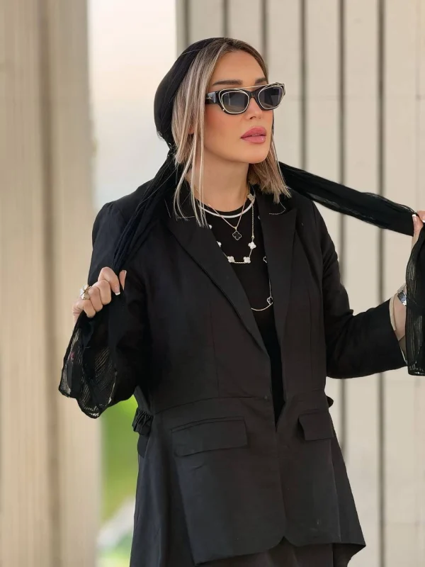 قاب روز | استایل شیک سارا منجزیپور همسر خواننده محبوب محمد علیزاده با عینک خاص قاب روز | استایل شیک سارا منجزیپور همسر خواننده محبوب محمد علیزاده با عینک خاص