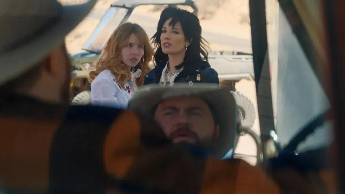 قاب روز | نقد فیلم «آمریکانا» سیدنی سوئینی در یک نئووسترن فراموش‌شدنی 