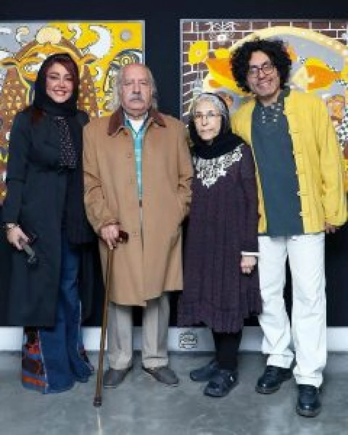 تاریخ وبگردی  تصویری از شقایق فراهانی کنار پدر مادر و برادرش آذرخش