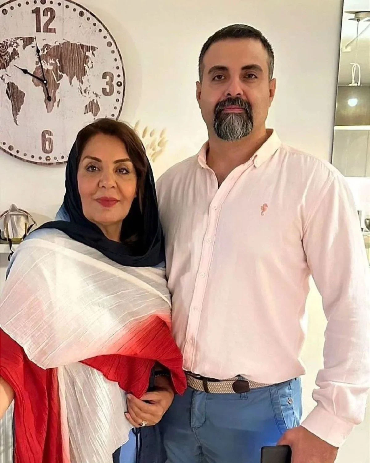 تاریخ وبگردی قابی به یادگار از مرحومه زهره حمیدی در کنار پسرش تاریخ وبگردی قابی به یادگار از مرحومه زهره حمیدی در کنار پسرش