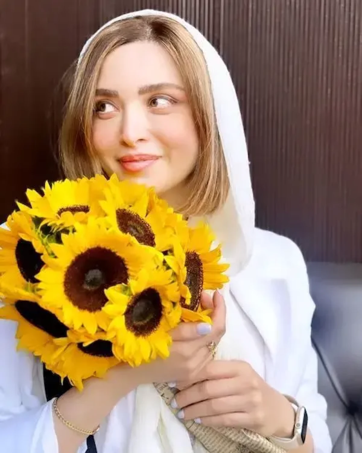 آرایش ساده و شیک به سبک بهنوش طباطبایی JHwv4YsJhqjr