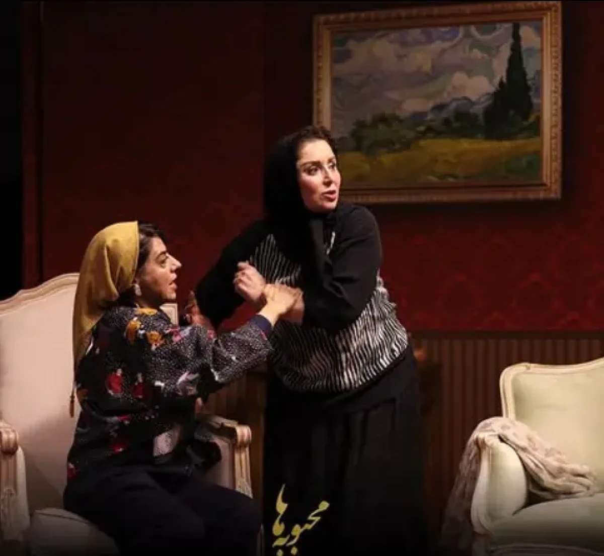 نگاه روز |عکس جذاب از چهره عجیب ژاله صامتی در اجرای نمایش محبوبه ها