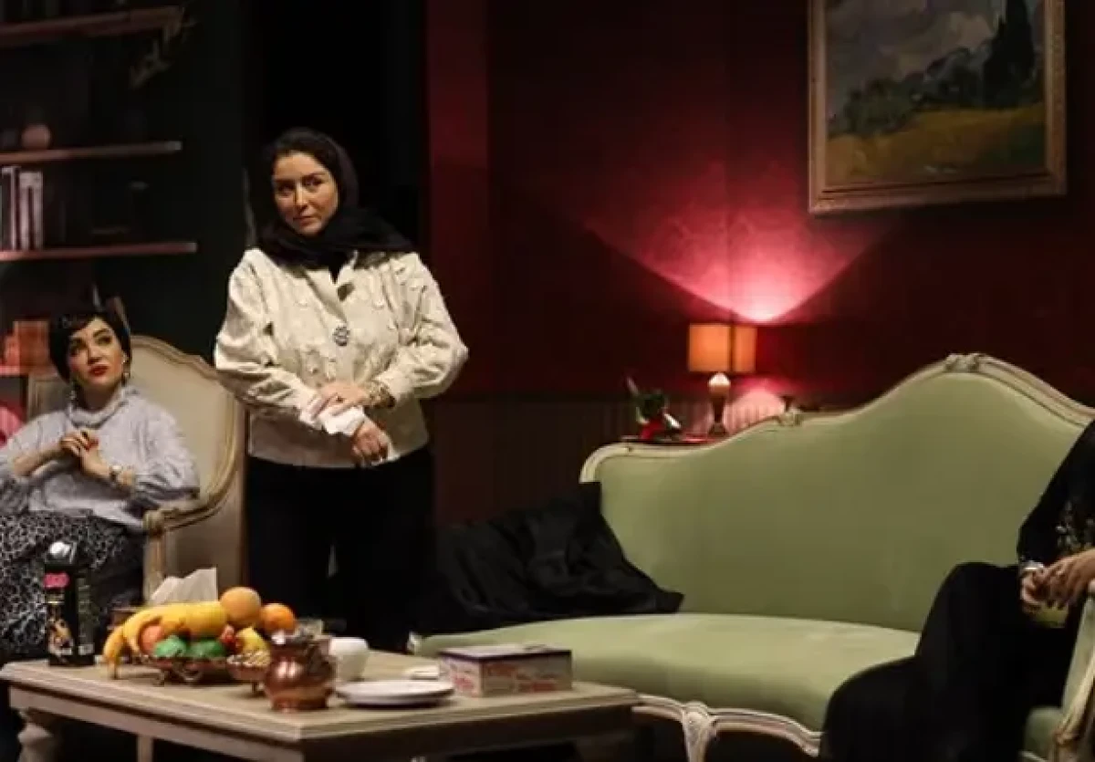 نگاه روز |عکس جذاب از چهره عجیب ژاله صامتی در اجرای نمایش محبوبه ها