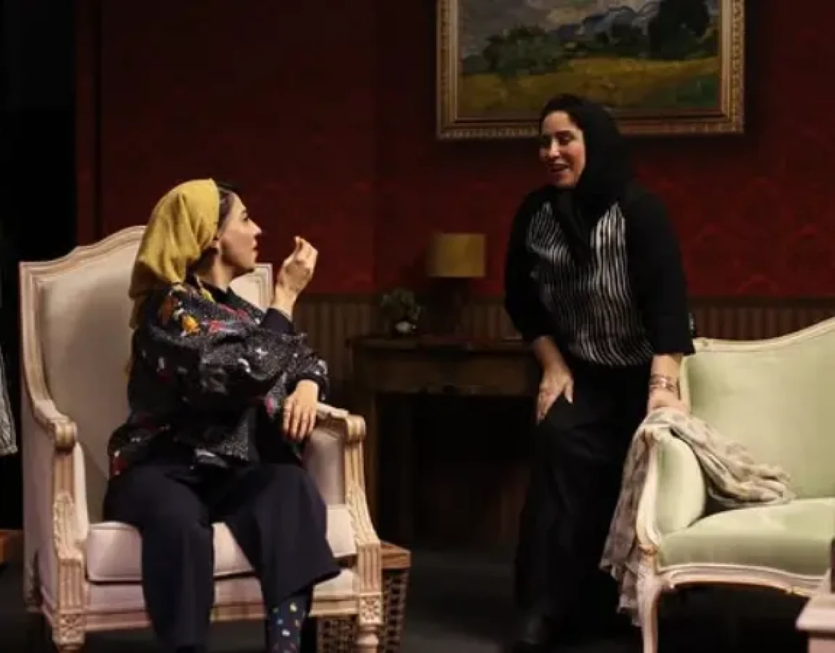 نگاه روز |عکس جذاب از چهره عجیب ژاله صامتی در اجرای نمایش محبوبه ها