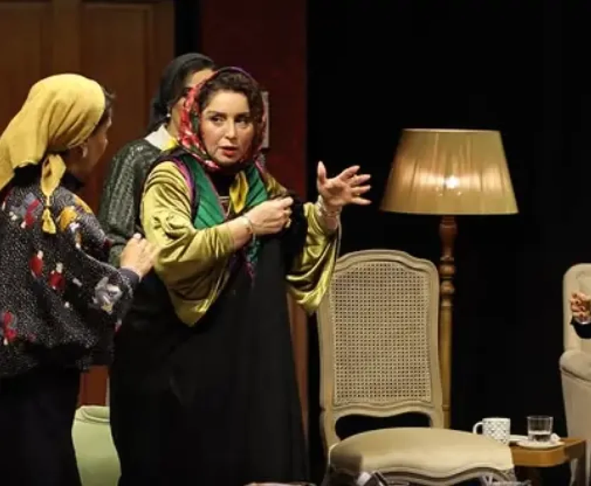 نگاه روز |عکس جذاب از چهره عجیب ژاله صامتی در اجرای نمایش محبوبه ها