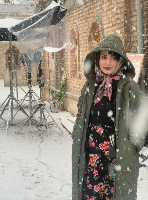 عکس؛ چهره ها در زمان و تاریخ | سمیرا حسنپور؛ عکسی به یادگار از پشت صحنه فيلم آدم فروش عکس؛ چهره ها در زمان و تاریخ | سمیرا حسنپور؛ عکسی به یادگار از پشت صحنه فيلم آدم فروش