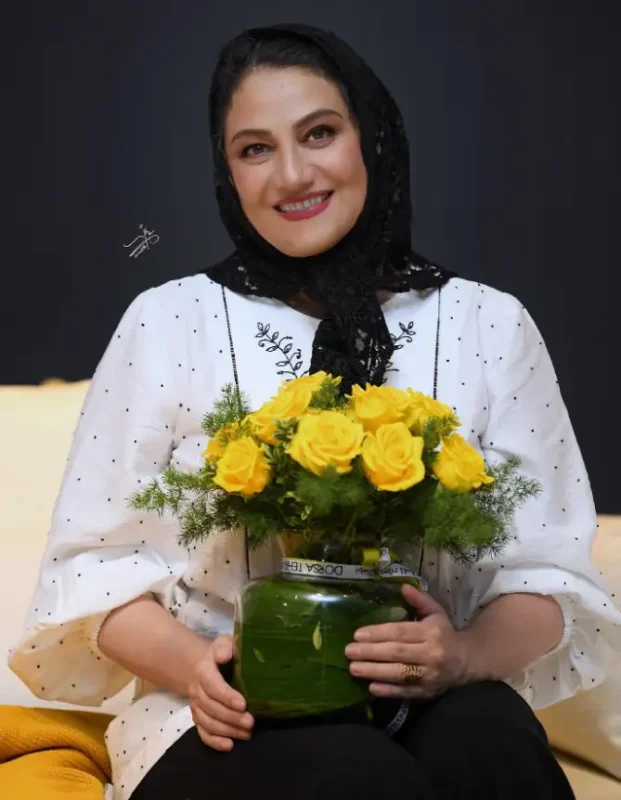 تاریخ وبگردی | شبنم مقدمی با گلدان جذاب و گل های زرد تاریخ وبگردی | شبنم مقدمی با گلدان جذاب و گل های زرد