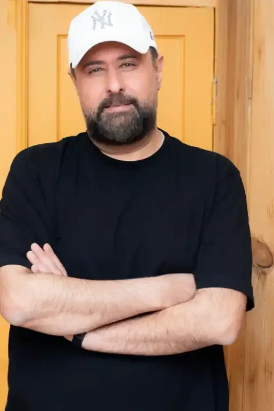 قاب روز | محمد علیزاده با کلاه سفیدش قاب روز | محمد علیزاده با کلاه سفیدش