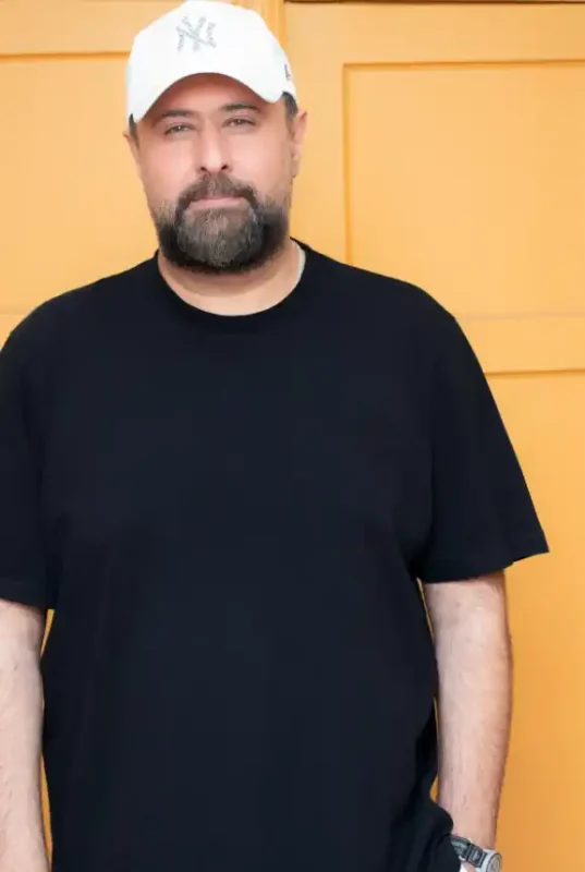 قاب روز | محمد علیزاده با کلاه سفیدش قاب روز | محمد علیزاده با کلاه سفیدش