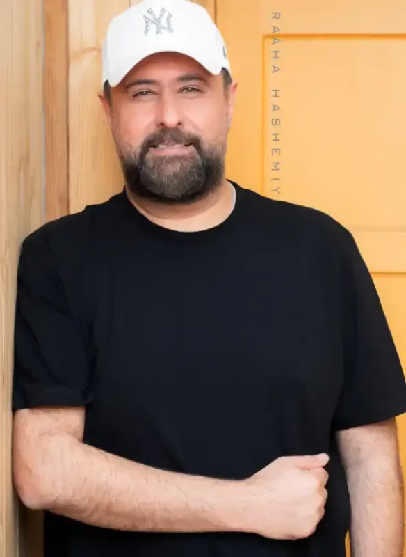 قاب روز | محمد علیزاده با کلاه سفیدش قاب روز | محمد علیزاده با کلاه سفیدش