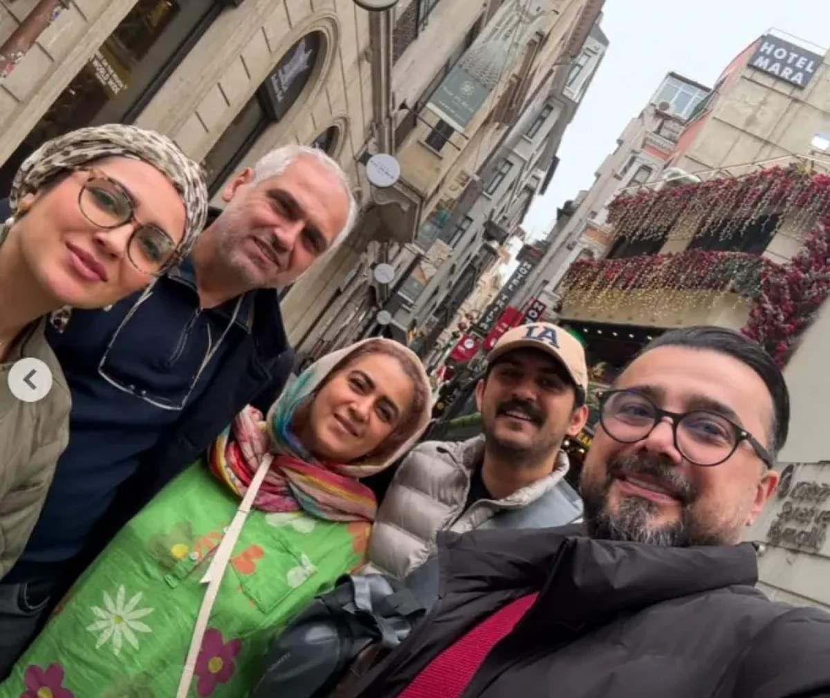 عکس دیدنی مونا کرمی در کتار همسر و خانواده جذابشون Screenshot 2025 10 08 121318