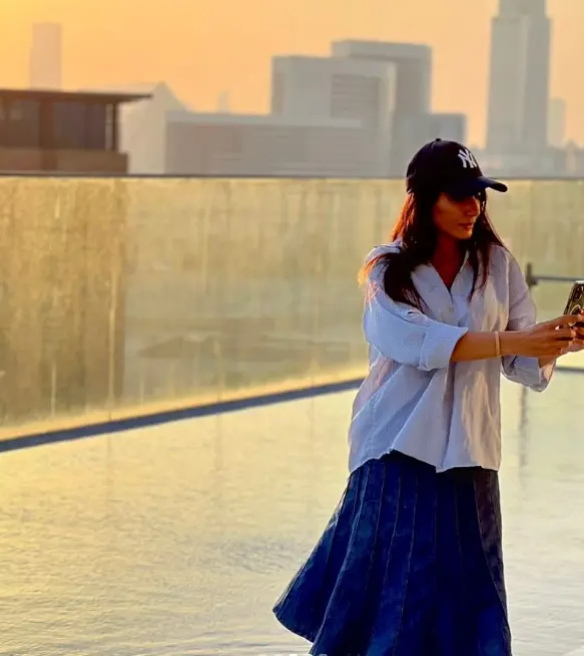 ژست دیدنی سمیرا حسنپور در طبقه بالای برج Screenshot 2025 10 08 122052