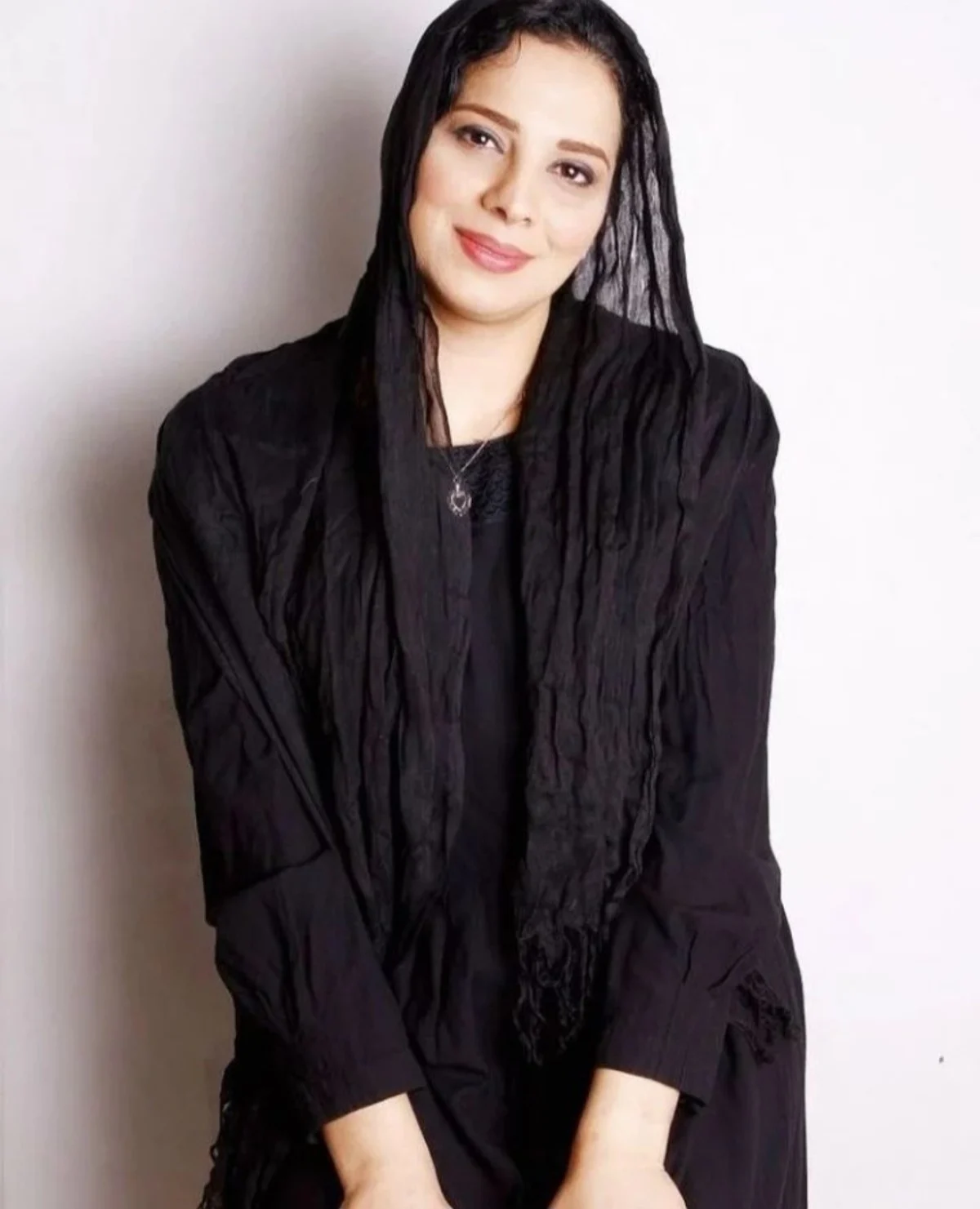 تاریخ وبگردی  تصویری از پوشش مشکی و سنگین روشنک عجمیان بازیگر مشهور ایرانی به همین سادگی