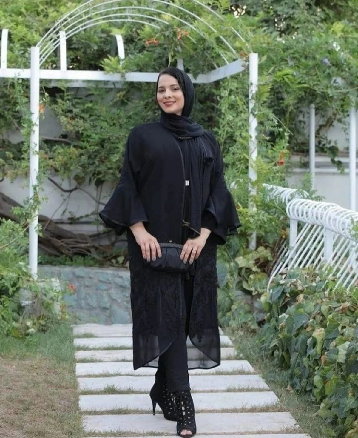 تاریخ وبگردی  تصویری از پوشش مشکی و سنگین روشنک عجمیان بازیگر مشهور ایرانی به همین سادگی