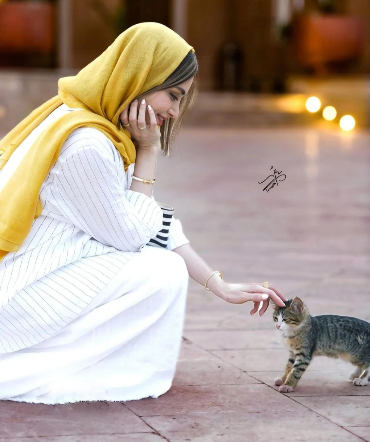 تاریخ وبگردی  دست نوازش بهنوش طباطبایی بر سر این حیوان ملوس