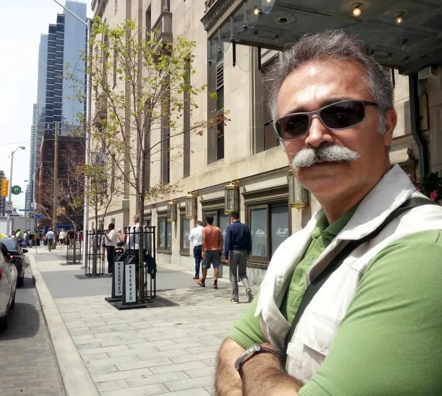 تاریخ وبگردی | عکس دیدنی افشین نخعی بازیگر نقش افشین عباسی پدرخوانده مومو سریال بچه مهندس در کانادا 