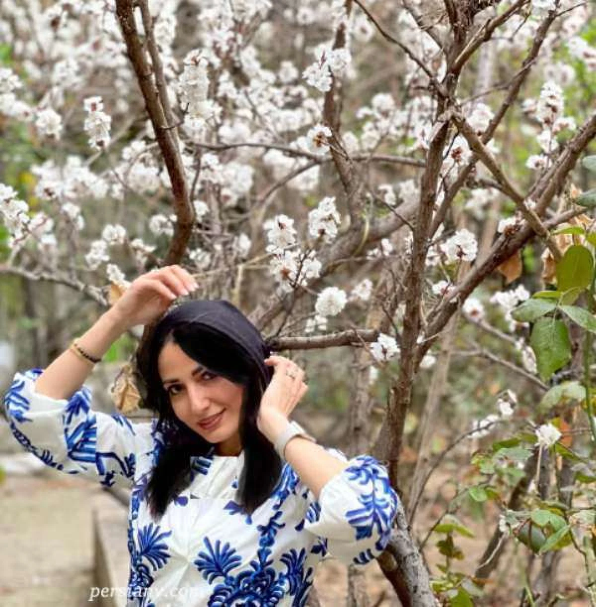 نگاه روز | عکس جدید سمیرا حسن پور؛ سارا فیلم “ساعت ۶ صبح” زیر شکوفه های سفید / رونمایی از استایل شیک بازیگر دوست داشتنی