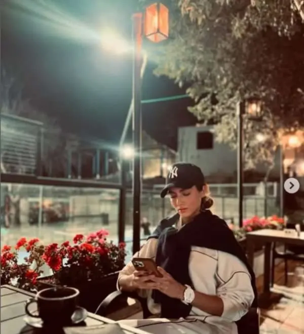 پردیس پورعابدینی در کافی شاپ aks haye pardis pourabedini 1