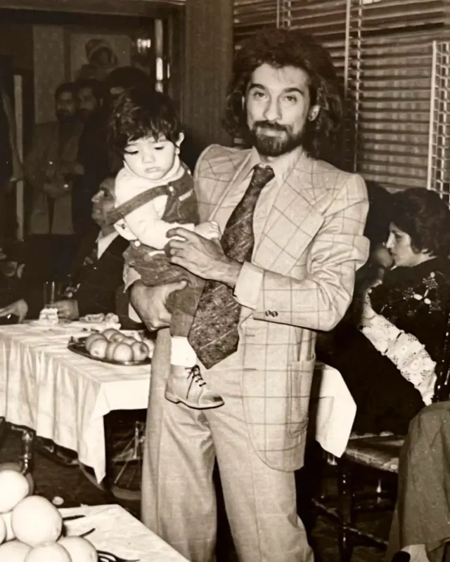 قاب روز | عکس برزو ارجمند «وحید شیری» زیر آسمان شهر در کودکی و در آغوش پدرش قاب روز | عکس برزو ارجمند «وحید شیری» زیر آسمان شهر در کودکی و در آغوش پدرش