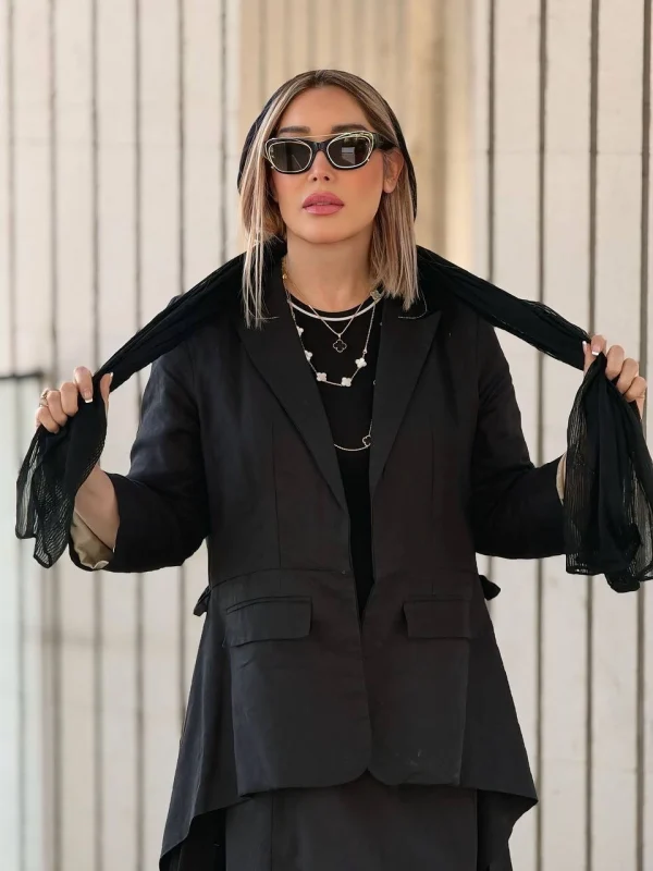 قاب روز | استایل شیک سارا منجزیپور همسر خواننده محبوب محمد علیزاده با عینک خاص قاب روز | استایل شیک سارا منجزیپور همسر خواننده محبوب محمد علیزاده با عینک خاص