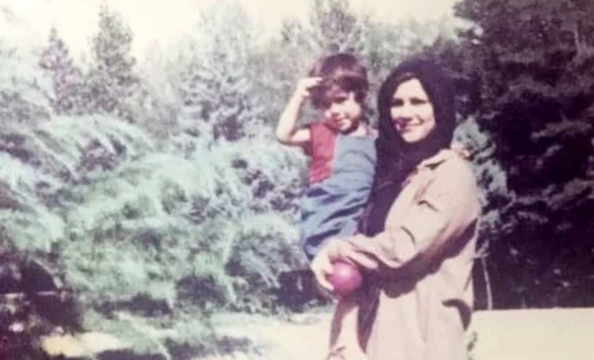 عکس شباهت عجیب چهره سارا بهرامی به چهره جوانی مادرش f25c257f