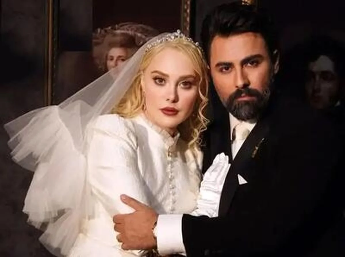 تاریخ وبگردی | چیدمان خاص و پاییزی سفره عقد آرام جعفری و بابک انصاری