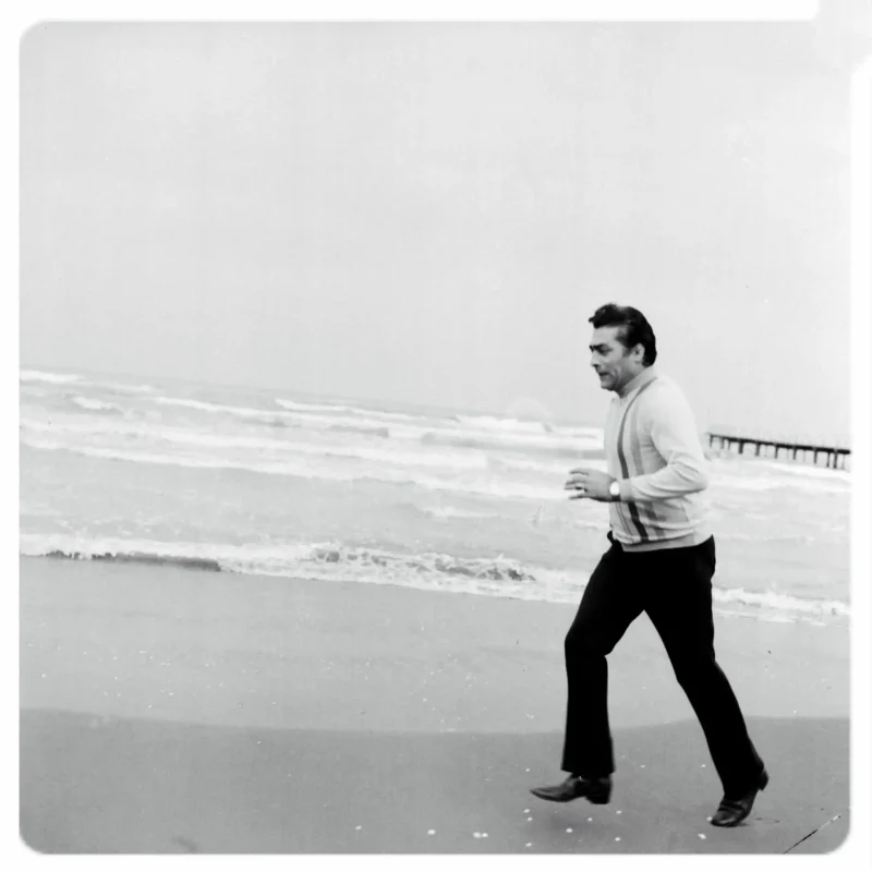 قاب روز | عکس جالب «فردین» در حال دویدن کنار دریای خزر سال 1350 قاب روز | عکس جالب «فردین» در حال دویدن کنار دریای خزر سال 1350