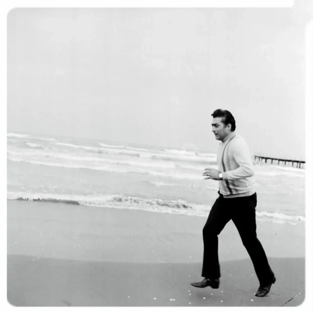 عکس جالب «فردین» در حال دویدن کنار دریای خزر سال 1350 filmghadimi1 1721398403 3415659830701542764 32055149290 1