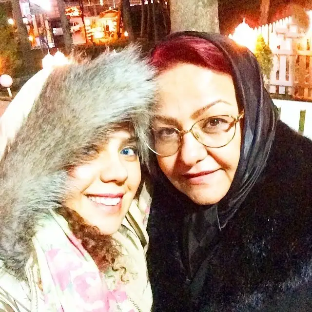 تاریخ وبگردی | عکس دیدنی «مومو» سریال بچه مهندس 3 در کنار برادر و مادرش 