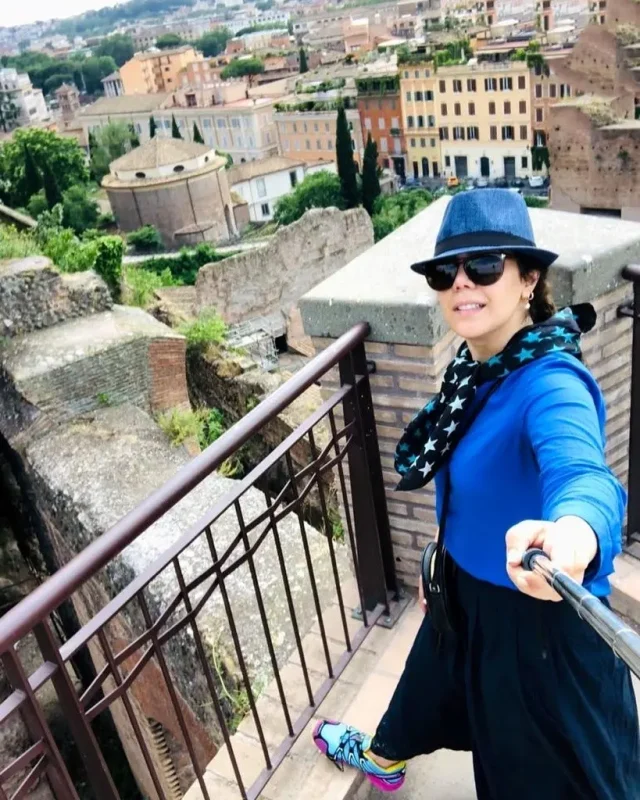 قاب روز | استایل دیدنی حدیث چهره پرداز «مومو جوان» سریال بچه مهندس 3 در رم ایتالیا قاب روز | استایل دیدنی حدیث چهره پرداز «مومو جوان» سریال بچه مهندس 3 در رم ایتالیا