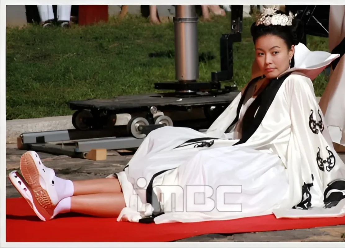 قاب روز | بانو یومیول در حال استراحت در پشت صحنه سریال جومونگ قاب روز | بانو یومیول در حال استراحت در پشت صحنه سریال جومونگ