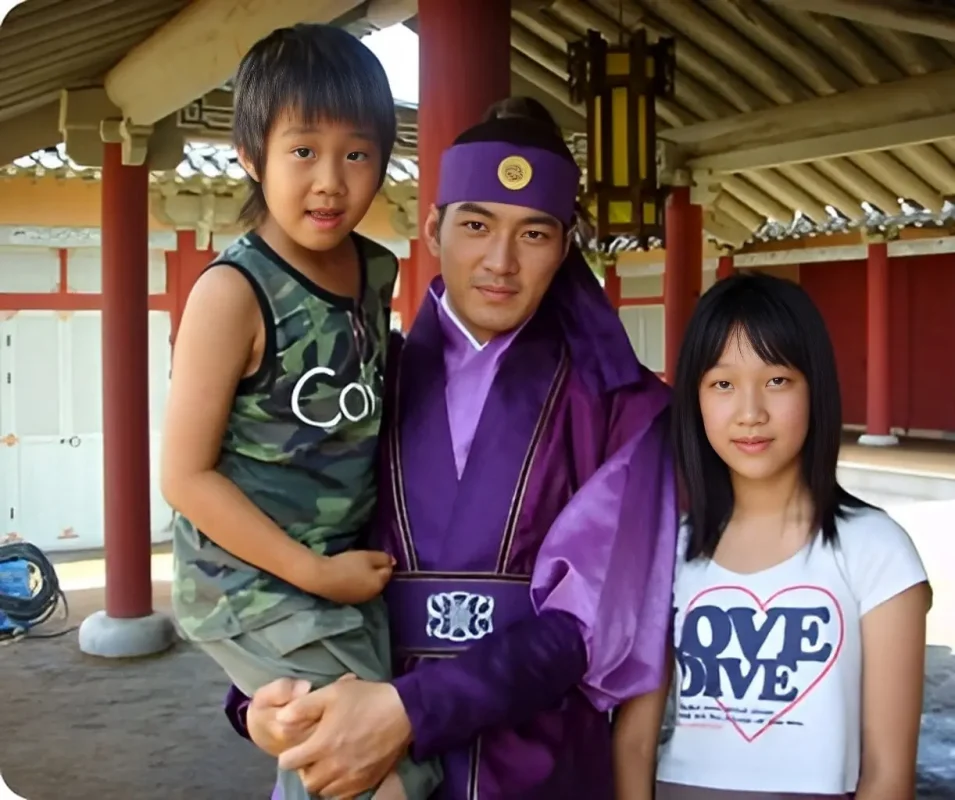 قاب روز | جومونگ در کنار طرفدارش در پشت صحنه 20 سال قبل 