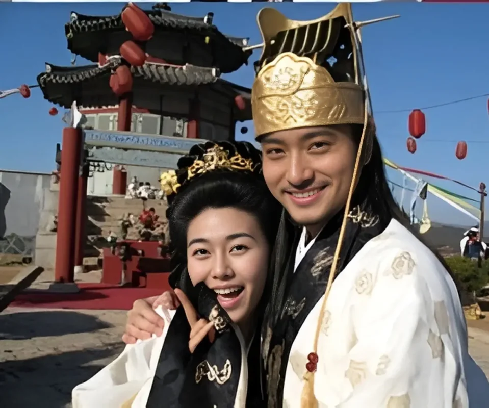 قاب روز | ژست صمیمی «بانو سولان و یونگ پو» در پشت صحنه سریال جومونگ 20 سال قبل قاب روز | ژست صمیمی «بانو سولان و یونگ پو» در پشت صحنه سریال جومونگ 20 سال قبل