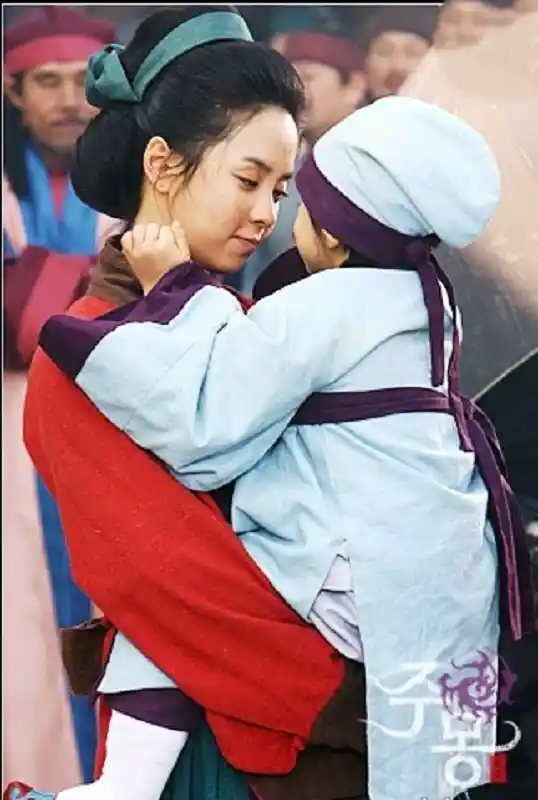 قاب روز | عکس «بانو سویا» در حال بازی با یوری در پشت صحنه سریال جومونگ قاب روز | عکس «بانو سویا» در حال بازی با یوری در پشت صحنه سریال جومونگ