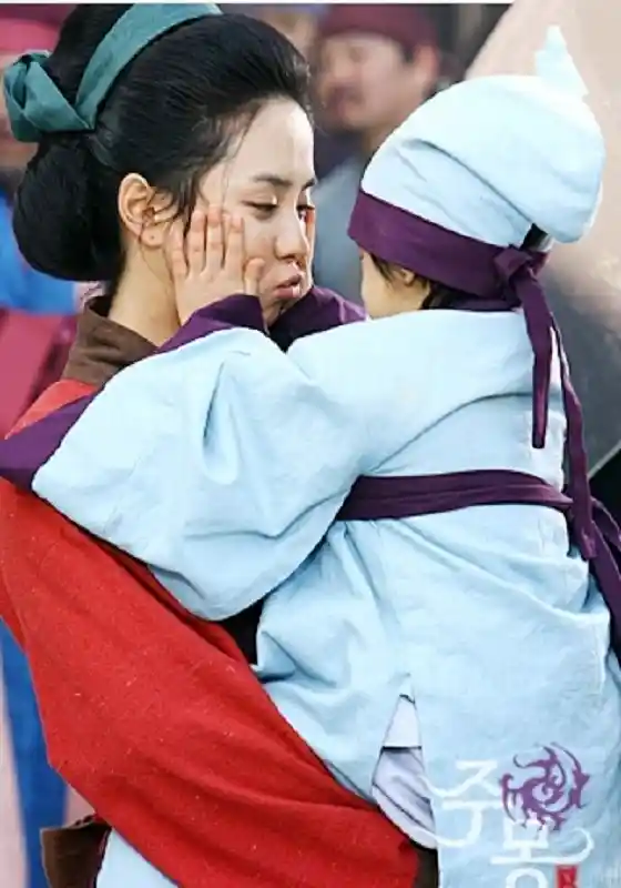 قاب روز | عکس «بانو سویا» در حال بازی با یوری در پشت صحنه سریال جومونگ قاب روز | عکس «بانو سویا» در حال بازی با یوری در پشت صحنه سریال جومونگ