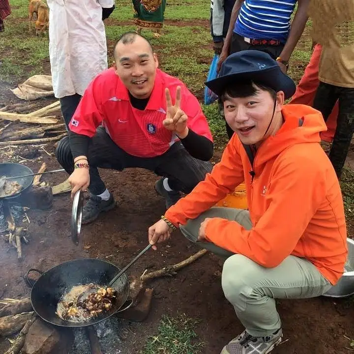قاب روز | عکس سفر تسو سریال جومونگ در حال آشپزی در آفریقا قاب روز | عکس سفر تسو سریال جومونگ در حال آشپزی در آفریقا