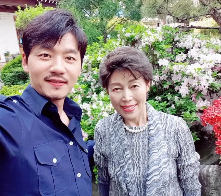 قاب روز | عکس «تسو» سریال جومونگ در 48 سالگی در کنار مادر واقعیش قاب روز | عکس «تسو» سریال جومونگ در 48 سالگی در کنار مادر واقعیش