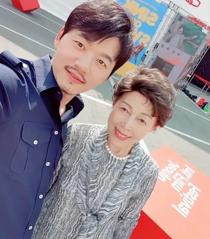 قاب روز | عکس «تسو» سریال جومونگ در 48 سالگی در کنار مادر واقعیش قاب روز | عکس «تسو» سریال جومونگ در 48 سالگی در کنار مادر واقعیش