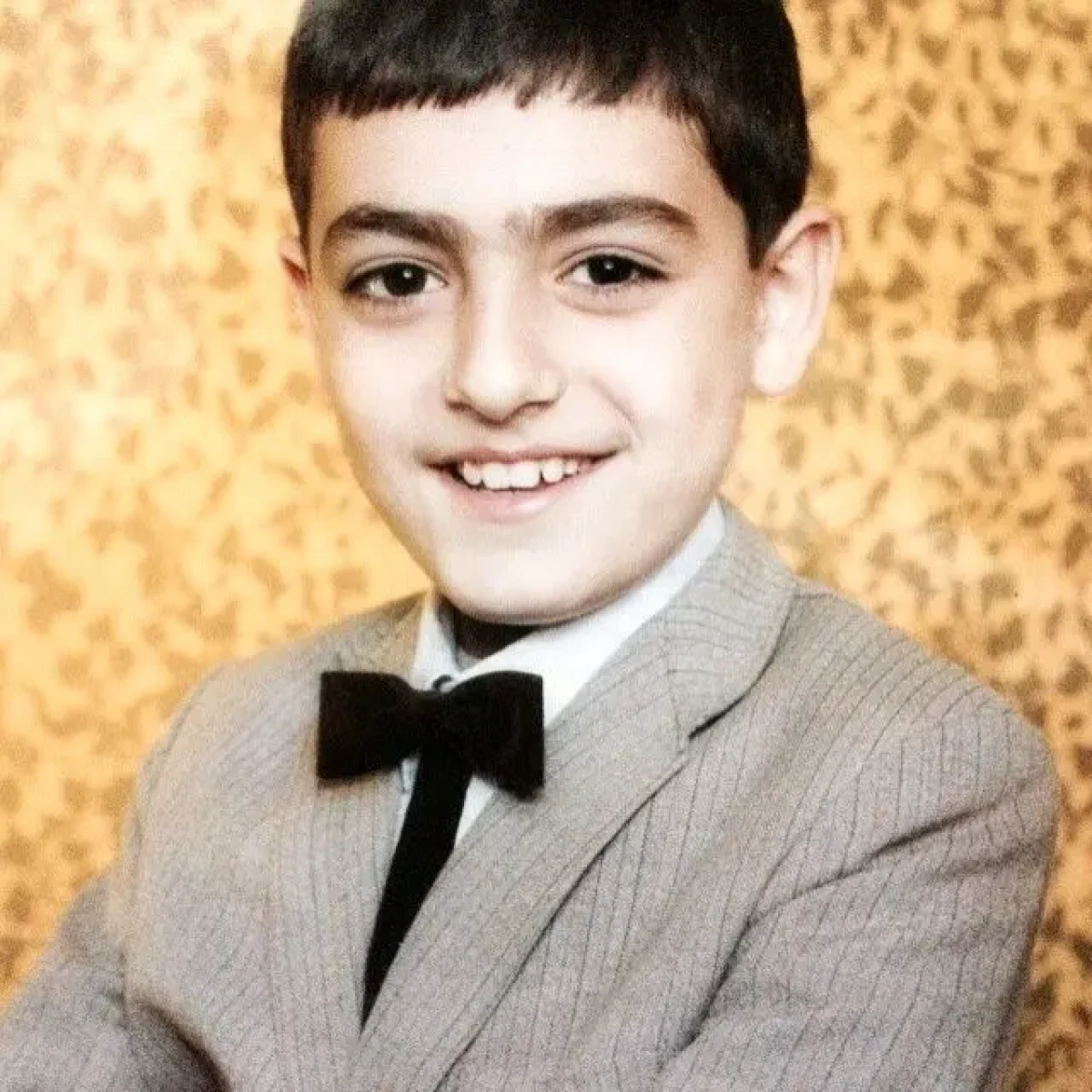 عکس «جواد جوادی» سریال بچه مهندس 4 در دوران نوجوانی با پاپیون mohammadreza.rahbarii 1439767480 1053168414051567938 1960698361 1