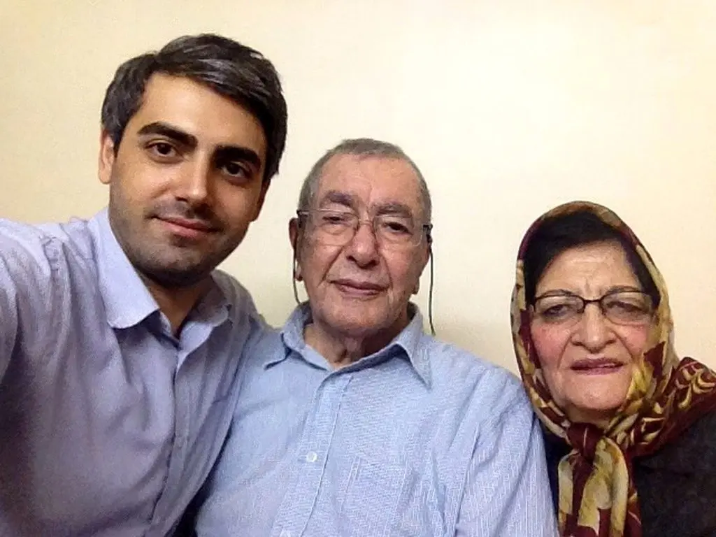 قاب روز | عکس محمدرضا رهبری «جواد جوادی» سریال بچه مهندس 4 در کنار پدربزرگ و مادربزرگش قاب روز | عکس محمدرضا رهبری «جواد جوادی» سریال بچه مهندس 4 در کنار پدربزرگ و مادربزرگش