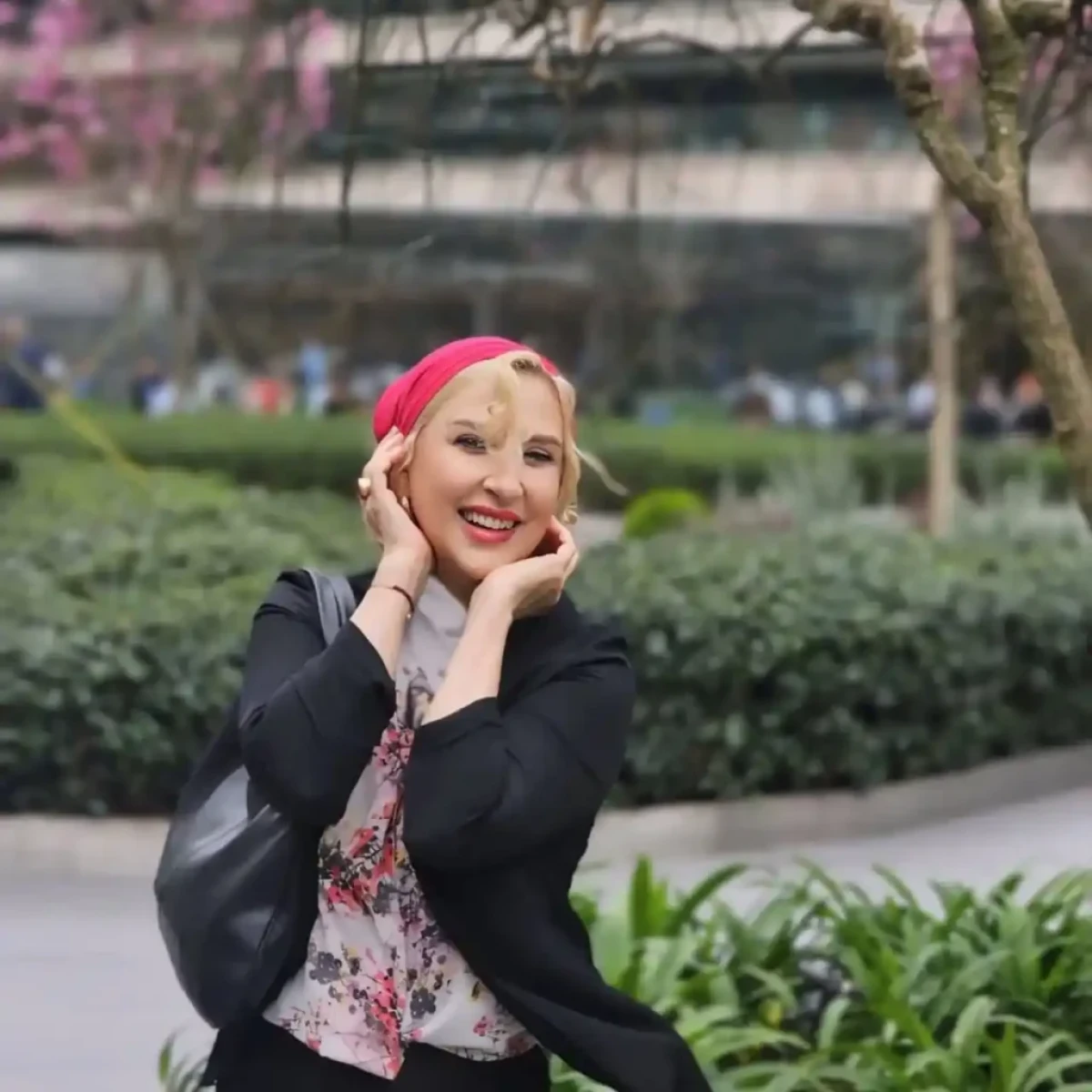 استایل خیرهکننده مرجانه گلچین در استانبول تلفیق هنر و مد ژست مرجانه گلچین در استانبول