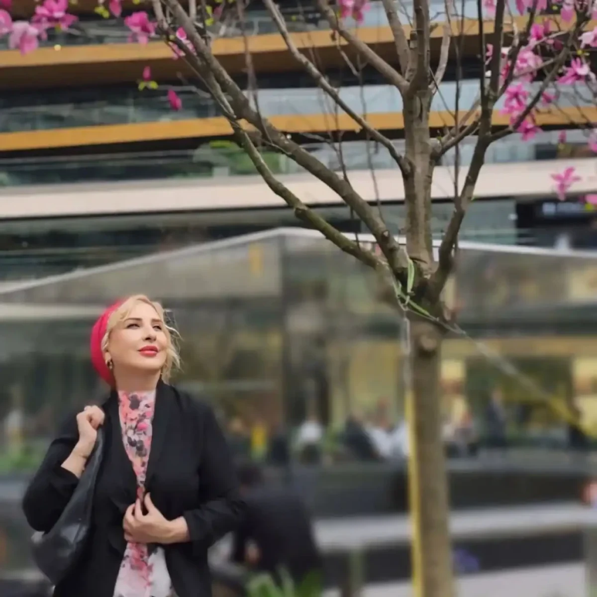 استایل خیرهکننده مرجانه گلچین در استانبول تلفیق هنر و مد لباسهای مرجانه گلچین در استانبول