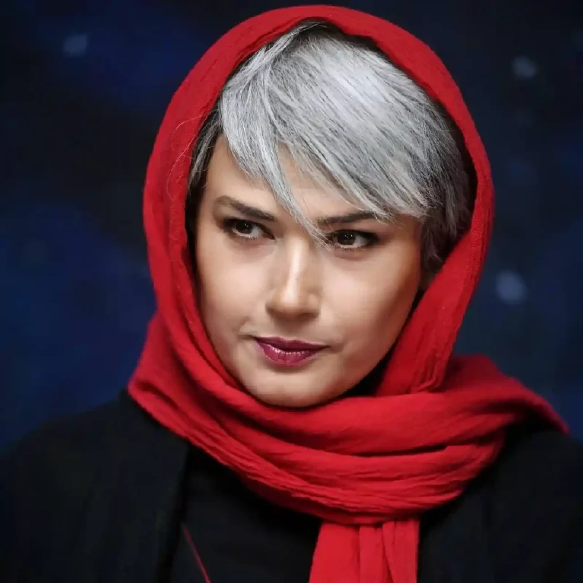 استایل خاص و جذاب لادن مصطفوی اکران خصوصی برف آخر photo 2024 12 17 23 00 18