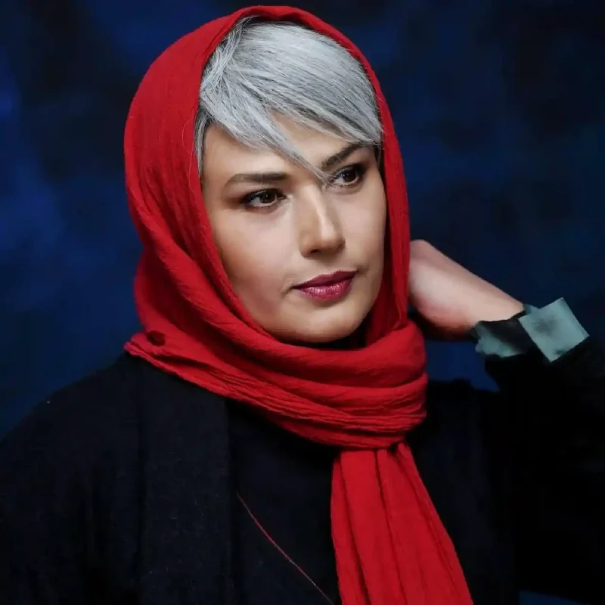 استایل خاص و جذاب لادن مصطفوی اکران خصوصی برف آخر photo 2024 12 17 23 00 20