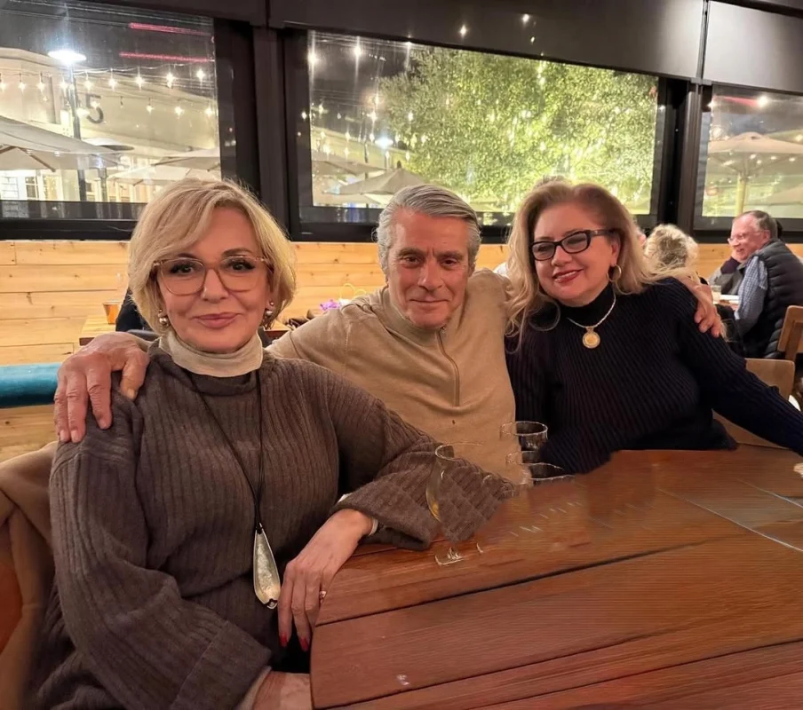 تاریخ وبگردی | تصویری صمیمی از بهروز وثوقی و همسرش در کنار همسر سابقش گوگوش 