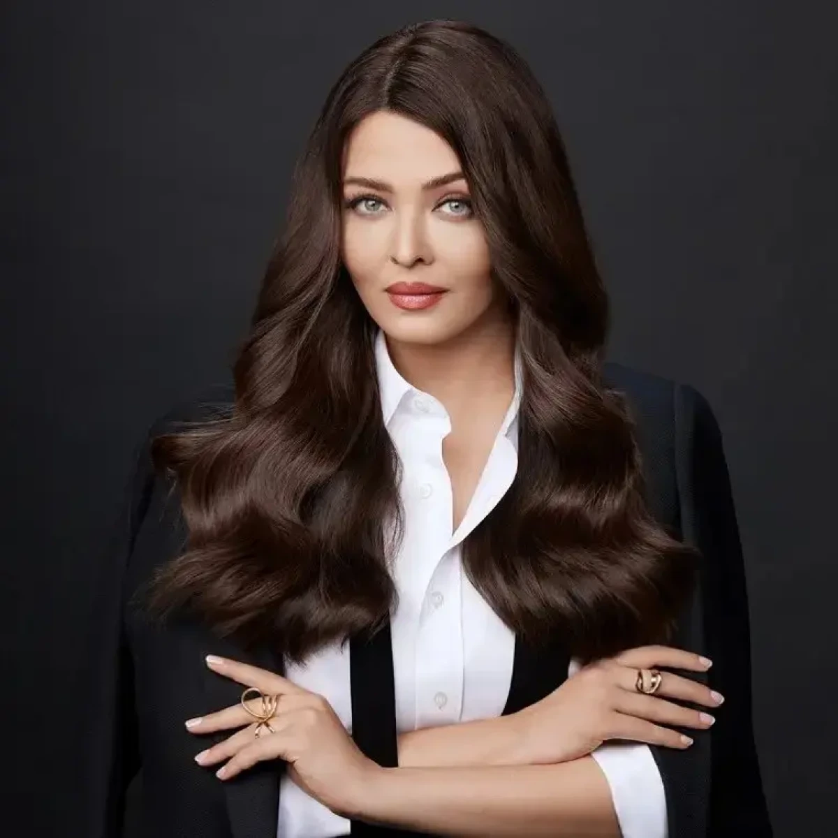 آیشواریا رای این بازیگر در 52 سالگی دوباره ملکه زیبایی شد photo 2025 08 25 20 53 24 1