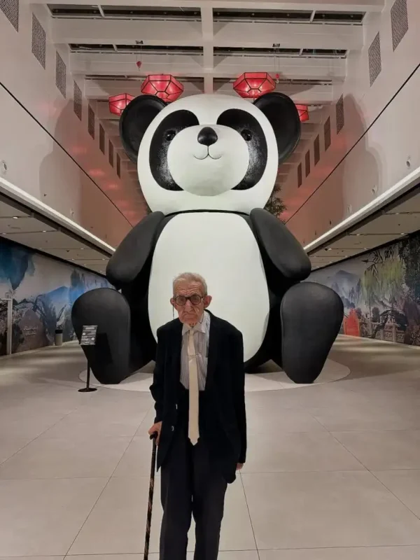 تاریخ وبگردی | عکسهای دیدنی اردشیر کاظمی بازیگر مسن و خاطرهساز این بار در چین تاریخ وبگردی | عکسهای دیدنی اردشیر کاظمی بازیگر مسن و خاطرهساز این بار در چین