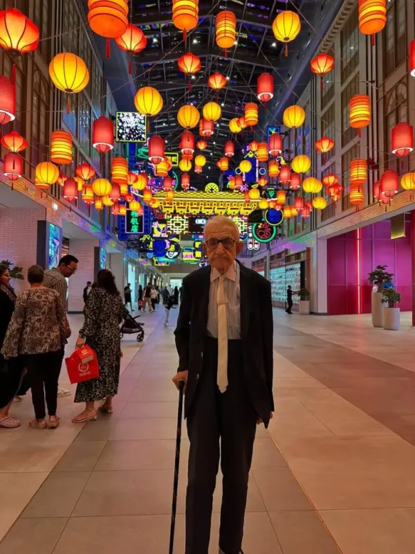 تاریخ وبگردی | عکسهای دیدنی اردشیر کاظمی بازیگر مسن و خاطرهساز این بار در چین تاریخ وبگردی | عکسهای دیدنی اردشیر کاظمی بازیگر مسن و خاطرهساز این بار در چین