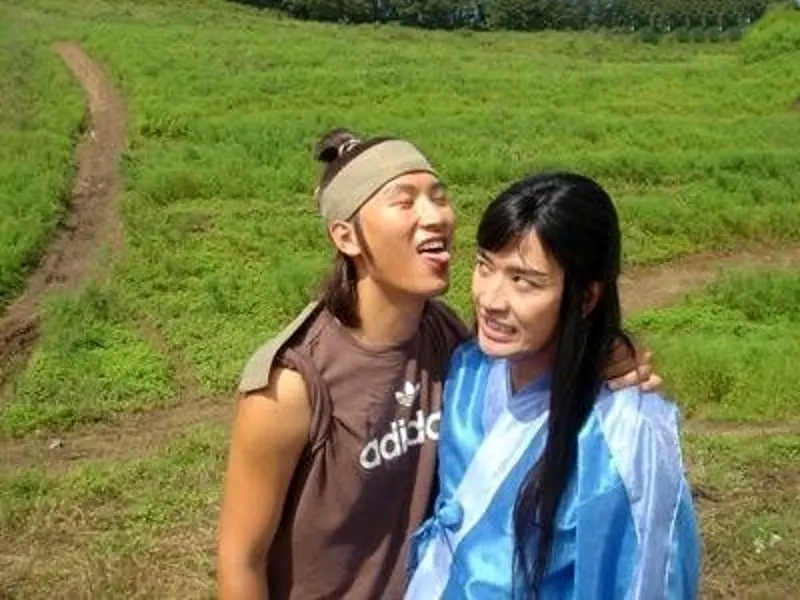 قاب روز | اویی در حال شوخی بامزه مدیر سایونگ در پشت صحنه سریال جومونگ 